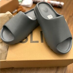 Yeezy slides ID2349 men's size 7